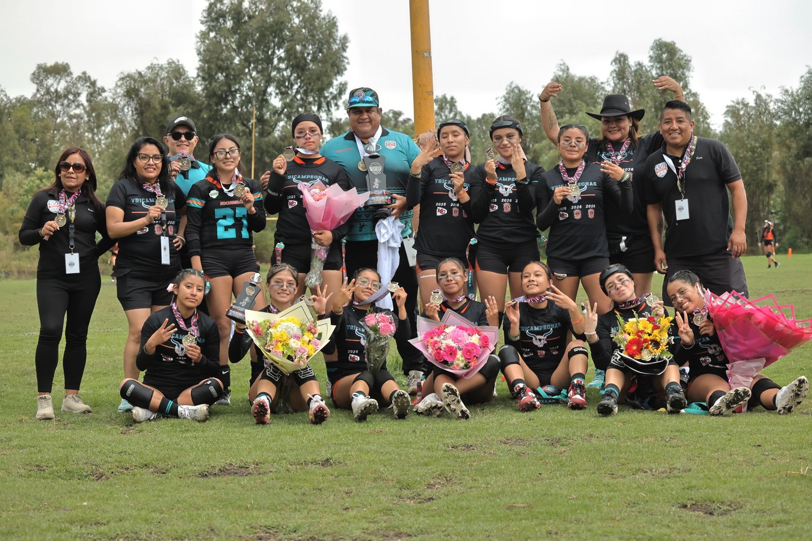 Equipo femenil de Intermedia celebra su campeonato con el trofeo